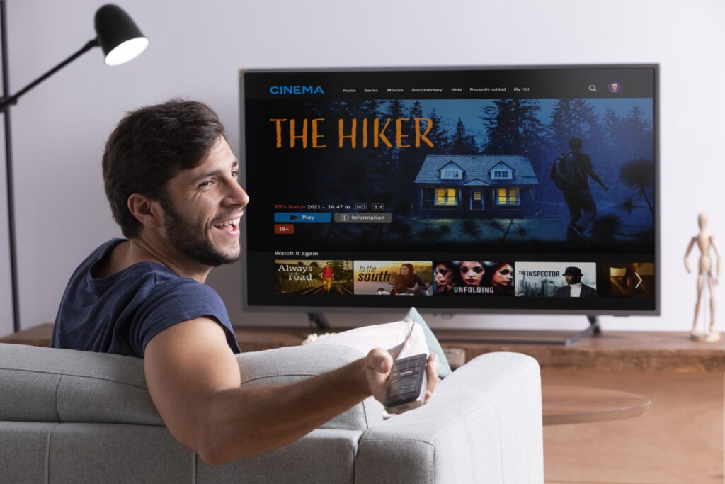 homme regardant son film prefere television